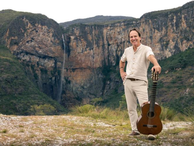 O cantor e compositor Caxi Rajão diante da paisagem famosa em Conceição do Mato Dentro
