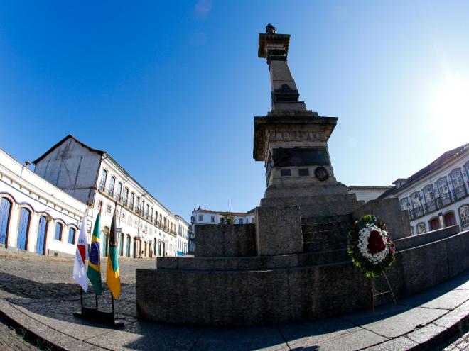 Marco na Praça Tiradentes, no Centro de Ouro Preto, sustenta a estátua do primeiro herói brasileiro 