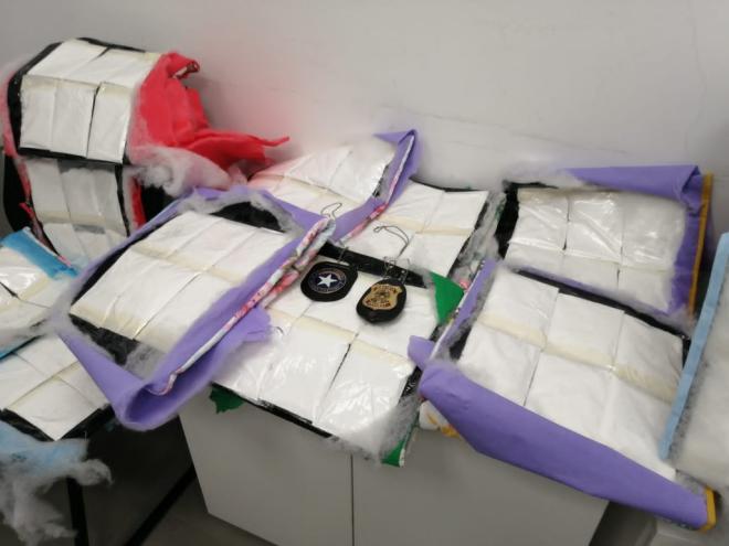 A droga estava escondida e embalada em 6 tiras almofadadas com aproximadamente 1,5 kg em cada uma
