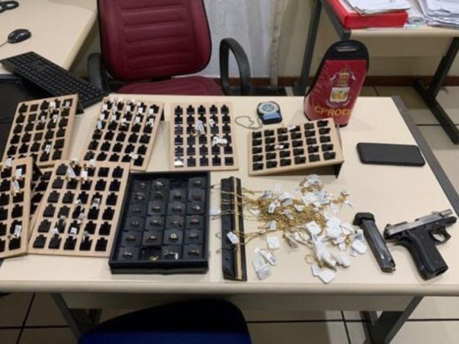 A mercadoria em ouro e folheados a ouro foi recuperada e armas foram apreendidas na ação dos policiais Civis e Militares do RJ / Foto: Polícia Civil