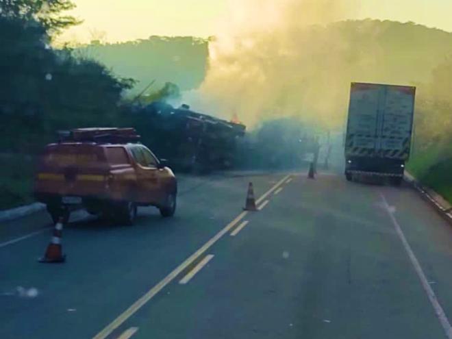 Acidente aconteceu no fim da madrugada, quando um caminhão puxando uma carreta carregada com carvão bateu na traseira de um caminhão parado no acostamento da MG-129