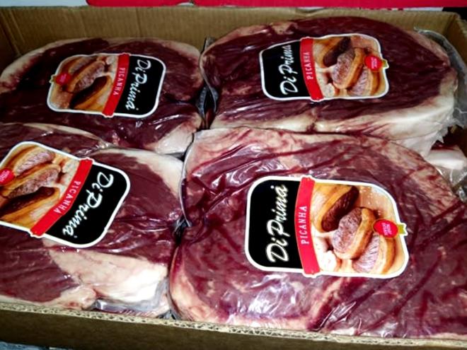 As carnes, de duas marcas diferentes, foram recolhidas em uma mochila que o criminoso usava