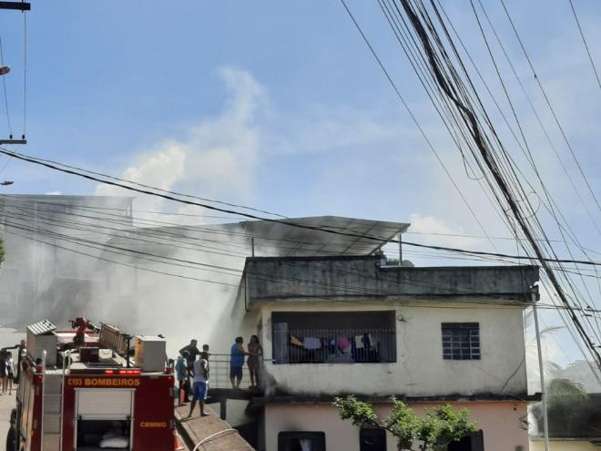 Os bombeiros foram acionados para controlar as chamas