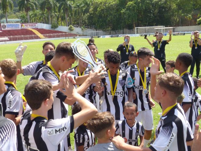 O Atlético bateu o América nos pênaltis e levantou o troféu de campeão da categoria infantil