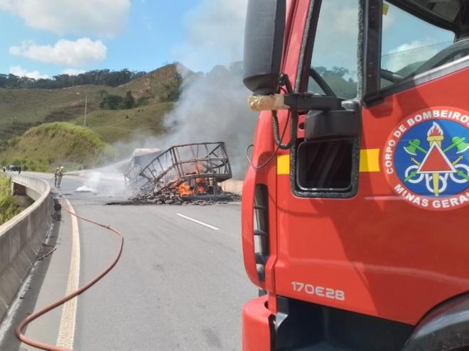 Motorista informou que fogo começou na carreta e alastrou-se rapidamente, atingindo a cabine 