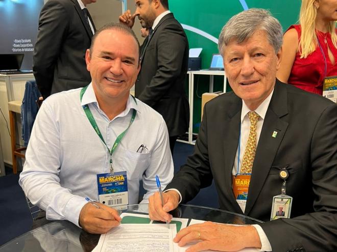 Prefeito Hamilton Rômulo assina o termo de adesão juntamente com Flávio Giussani, secretário especial da Secretaria de Governo