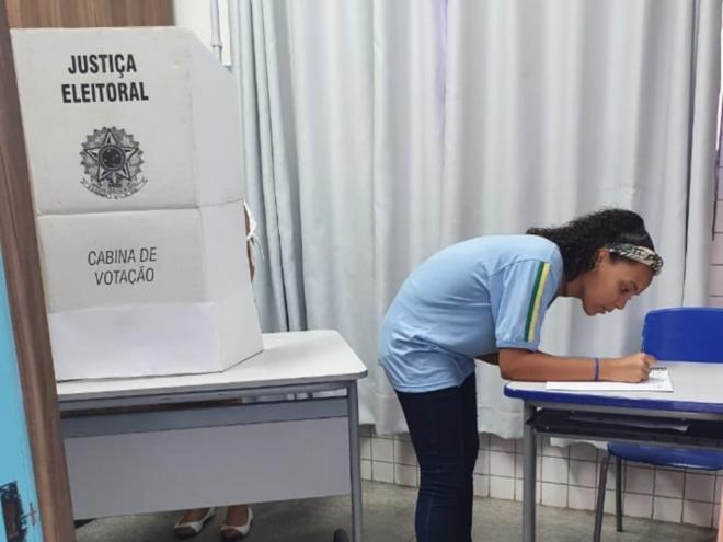 O processo de votação digital foi organizado pela Câmara de Vereadores e em cada educandário são eleitos dois alunos  