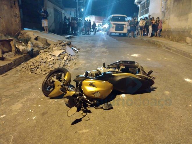 Honda CB 300 foi encontrada caída perto do local do homicídio