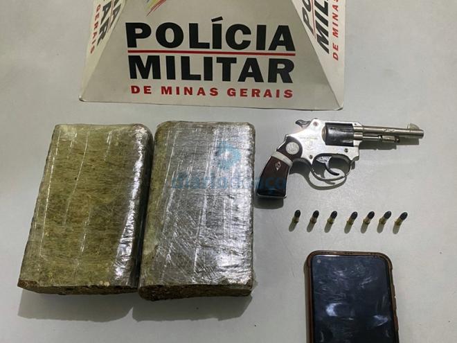 As barras de maconha e a arma de fogo foram apreendidas pelos PMs em Ipaba