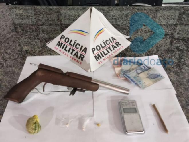 A polícia conseguiu apreender uma arma de fabricação caseira, drogas e dinheiro