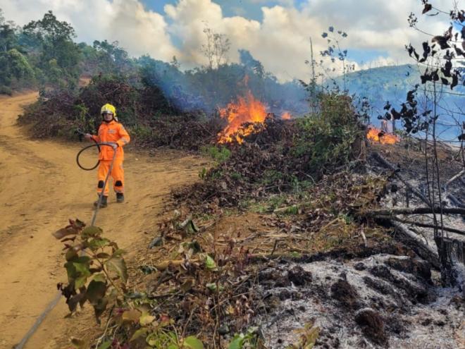 Incêndio foi registrado na estrada de acesso rural ao bairro Licuri, em Timóteo 