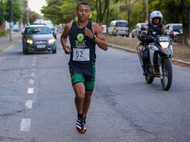 Marcos Carola a equipe Rua, completou percurso de 8 km em 00:26:10