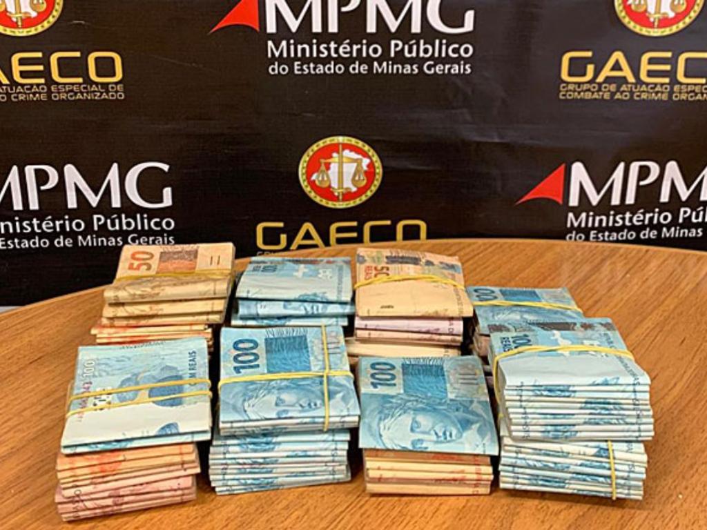 Uma policial  penal foi presa, dois policiais foram afastados do cargo e aproximadamente R$ 55 mil foram apreendidos