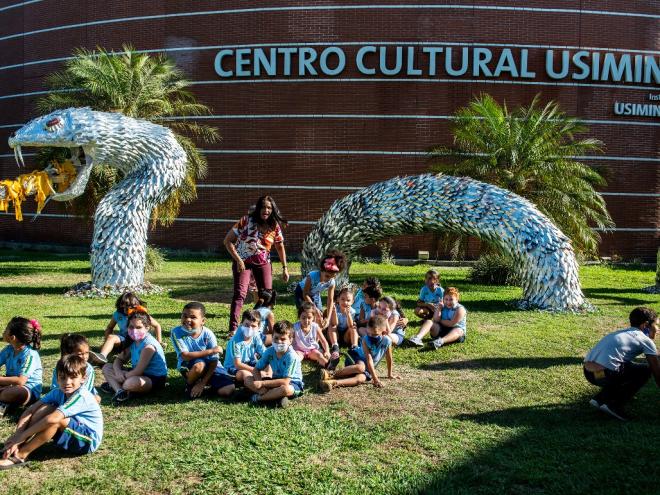 A instalação atrai a atenção do público e de alunos das escolas do Vale do Aço