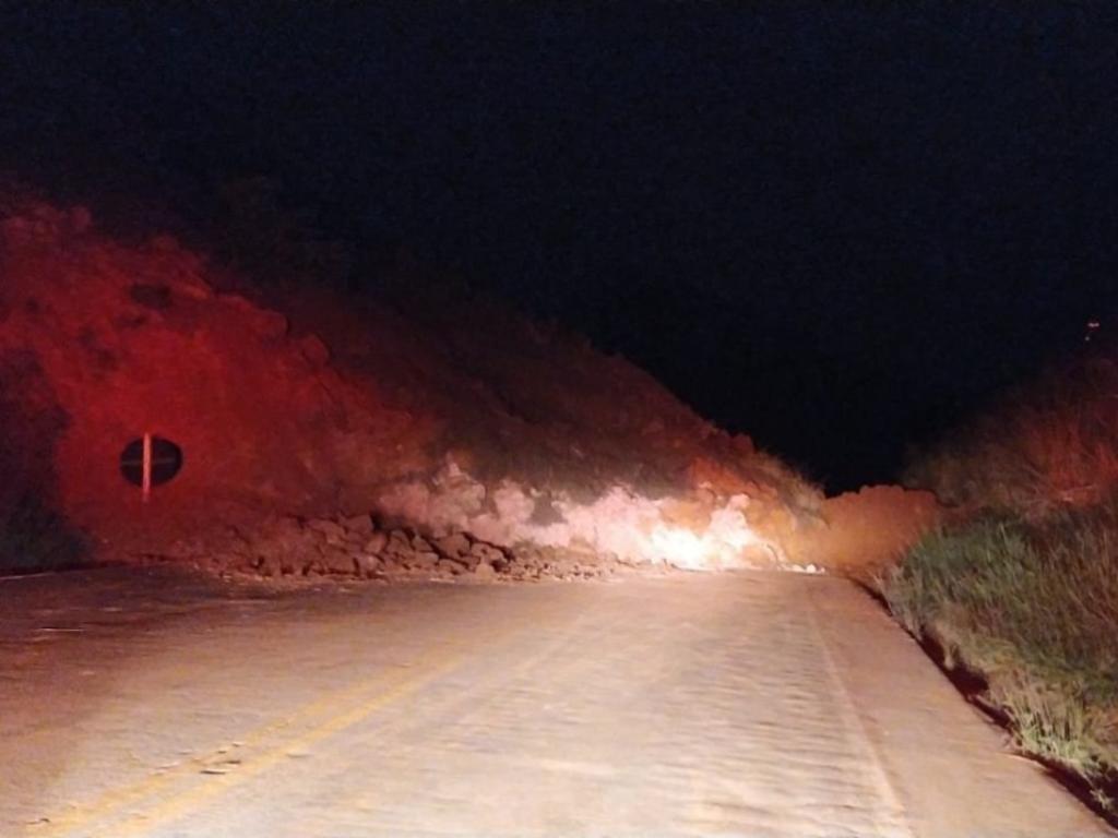 Rodovia foi fechada nos dois sentidos, na madrugada de sábado 