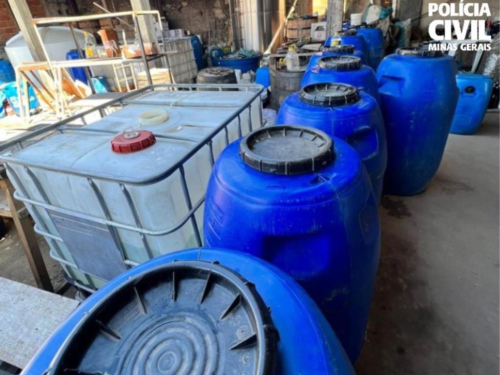 Homem de 43 anos foi preso e confirmou que compra cachaça sem nota, embala em garrafas e revende a bebida para estabelecimentos comerciais 