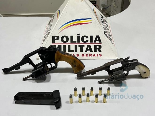 Os dois revólveres apreendidos, a munição e um carregador para pistola de calibre 380