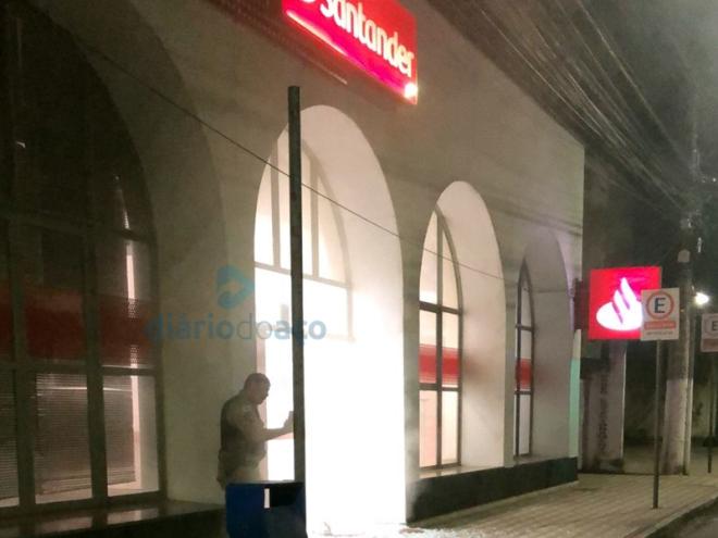 Os policiais cercaram a agência do Santander, no Centro de Fabriciano