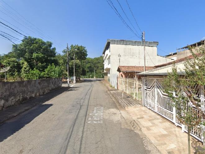 A casa onde ocorreu o atentado a tiros é localizada nesta rua no bairro Amaro Lanari