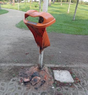 Lixeira do Parque Ipanema ficou danificada após o vandalismo 