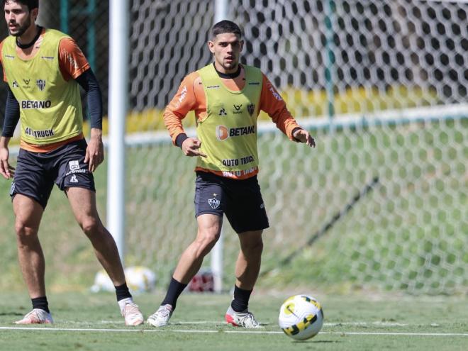 Como o Galo deve jogar com um time misto, Rubens pode assumir a lateral-esquerda neste domingo