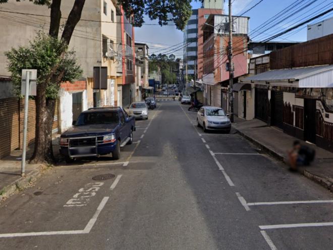 Vítima estava em um bar da rua Pouso Alegre, quando houve desentendimento com um grupo de indivíduos e a briga acabou em tentativa de assassinato 