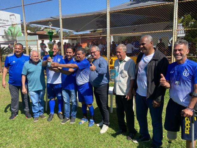 Os capitães Assis e Wagner Pacote receberam o troféu de mais um título do Ipaminas