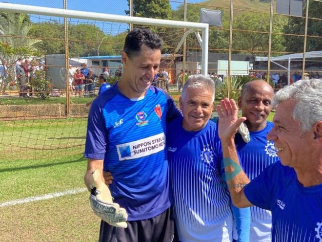 O goleiro Márcio Pintinho, após defender duas cobranças, foi cumprimentado pelos companheiros, iniciando a festa pelo título