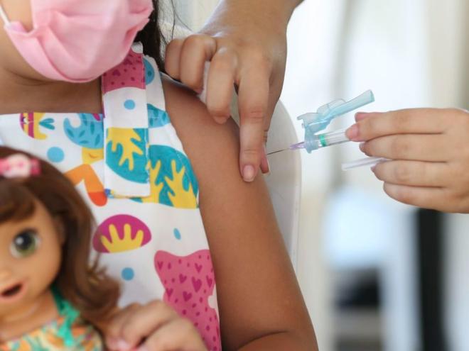 Segundo o painel Vacinômetro, apenas 35% das crianças completaram o esquema vacinal primário em Minas Gerais e somente 22% dos idosos receberam o segundo reforço
