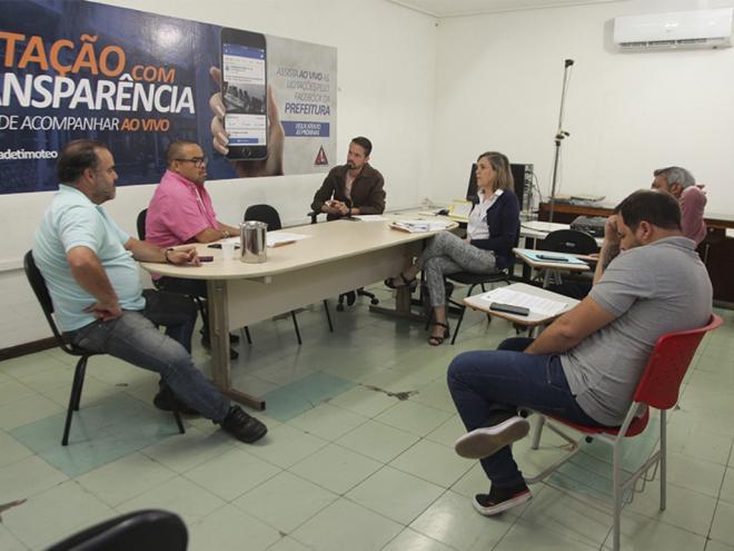 Anúncio foi feito após encontro de representantes do governo e do sindicato de servidores municipais