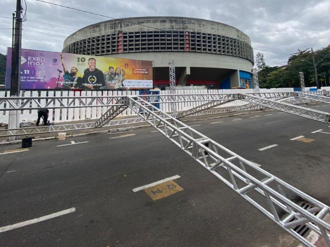 Serão quatro pavilhões espalhados pela Praça 1º de Maio