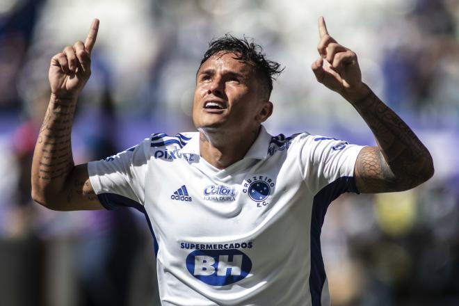 Edu, o artilheiro celeste, comanda o ataque em mais um jogo pela Série B para manter a ponta da tabela