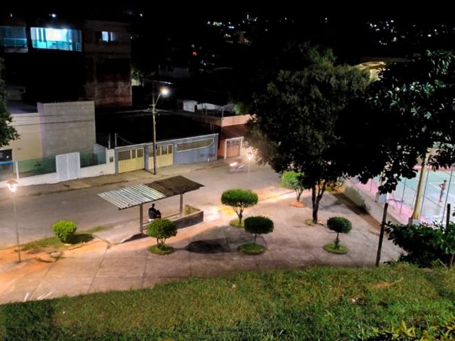 Foram instalados postes com iluminação em LED em localidades que concentram tráfego intenso de veículos