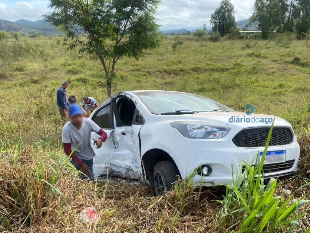 Testemunhas afirmam que o condutor desse Ford Ka, com placas de Açucena fazia uma ultrapassagem, quando atingiu a motocicleta 