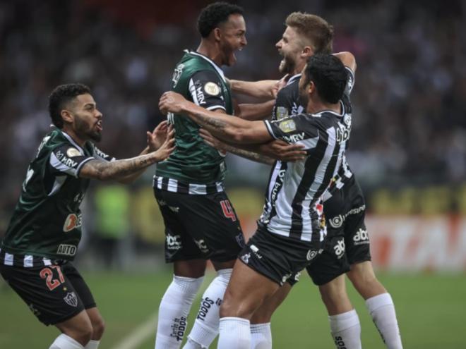 Hulk e Sasha comemorando o gol da virada do Atlético sobre o Avaí