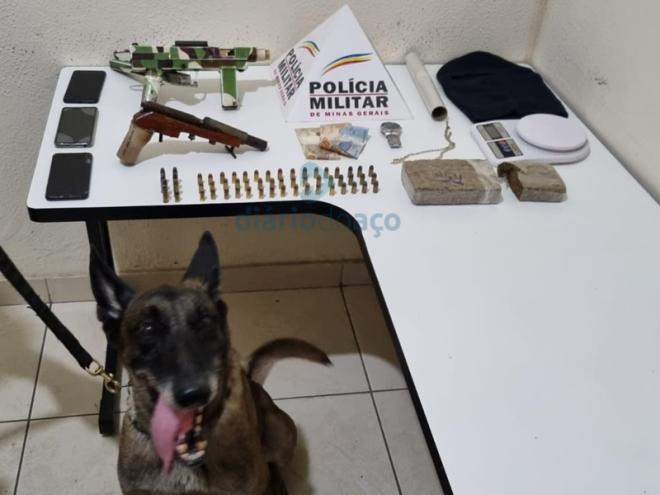 O cão Zairon, da Rocca,  localizou uma garrucha e munição, além da submetralhadora e drogas encontradas no local