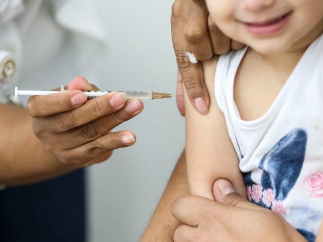 As crianças fazem parte dos grupos prioritários convocados para imunização contra o sarampo e a influenza 