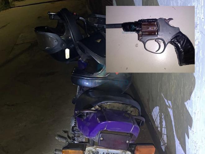 O revólver de calibre 22 foi apreendido pelos PMs e também a motocicleta utilizada pelos dois adolescentes