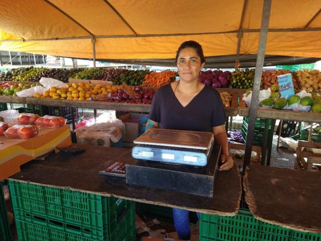 Cirlene Fernanda informou que antes do período do frio, o preço/kg do quiabo variava entre R$ 6,99 e R$ 9,99 na feira 