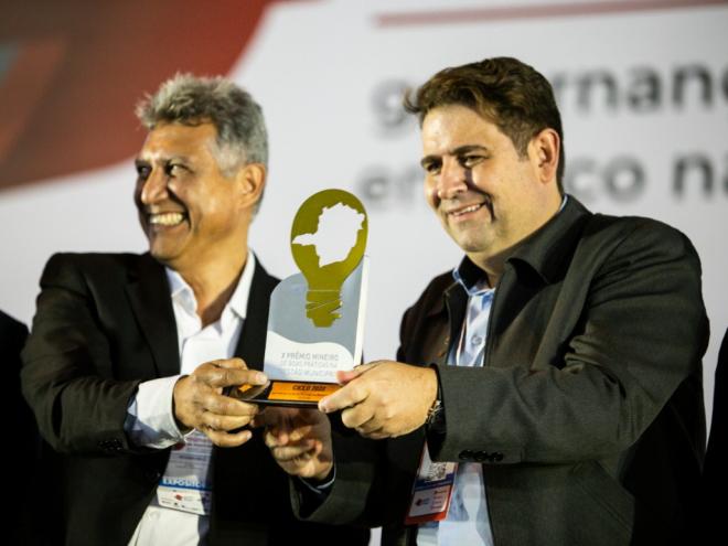 Secretário Ricardo Cacau e o prefeito Marcos Vinicius receberam o prêmio
