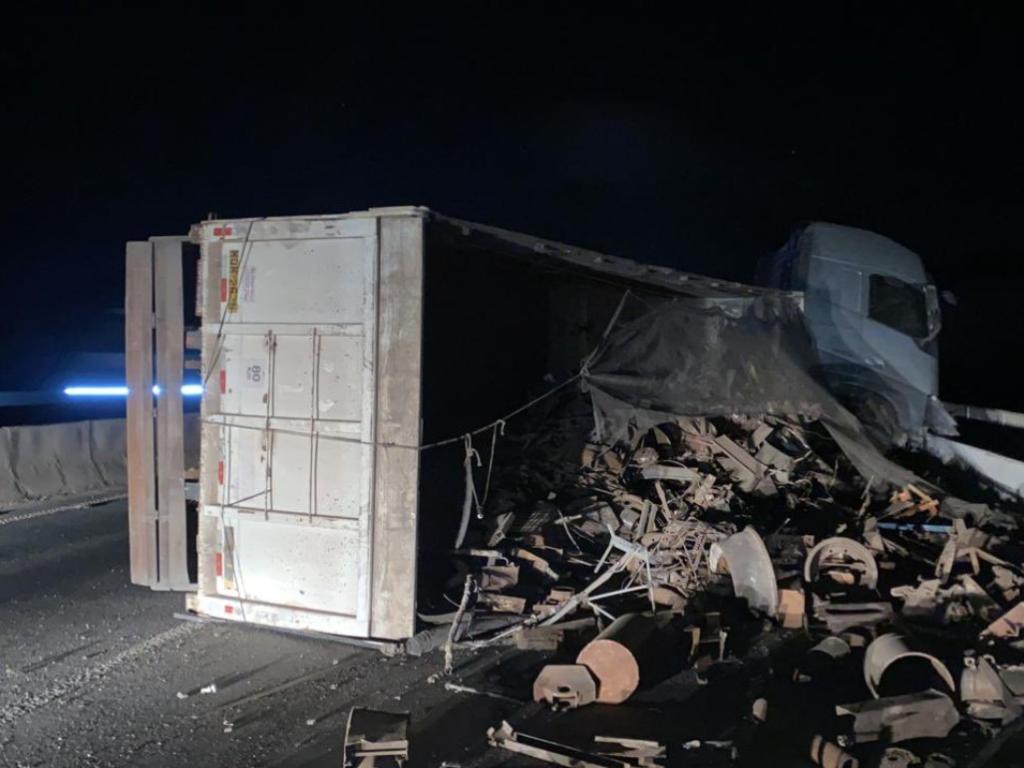 Carga de dificil manejo espalhou-se pela pista a BR-381 na entrada do viaduto de 600 metros em Caeté 