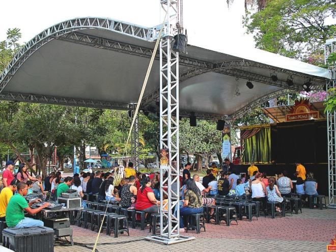 Instalação de módulos fotovoltaicos no contêiner-palco permite iluminação 100% solar