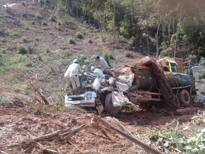 Caminhão-tanque com água desceu ribanceira em São José dos Cocais; motorista morreu na hora e passageiro ficou preso entre as ferragens 