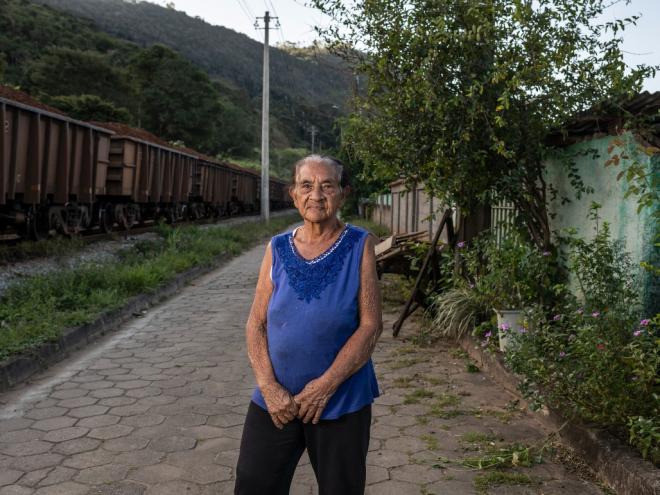 Moradora convive com o trem a poucos metros de sua casa, no bairro Drummond, em Nova Era