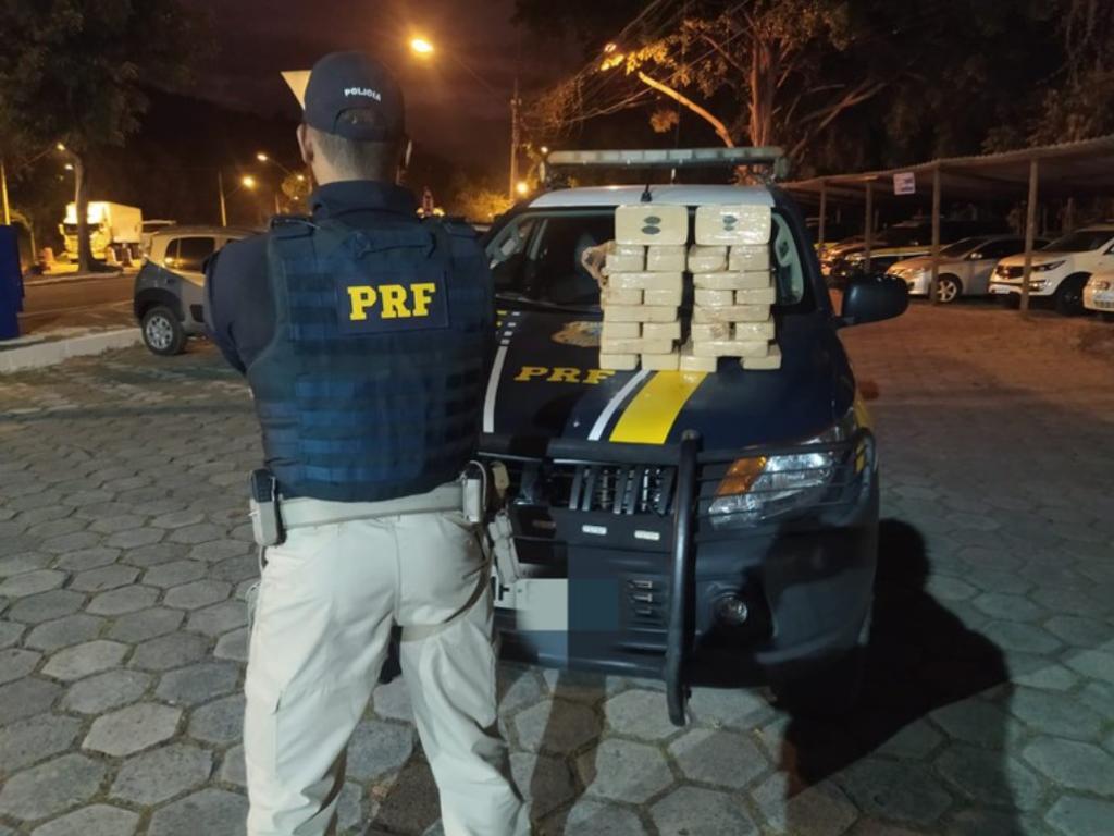 A abordagem foi feita em um ônibus da linha Campinas SP/Salvador BA, quando o coletivo passava pelo Vale do Mucuri, Minas Gerais 