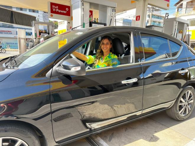 A empresária Fabrícia Martins prefere abastecer o carro apenas com gasolina 