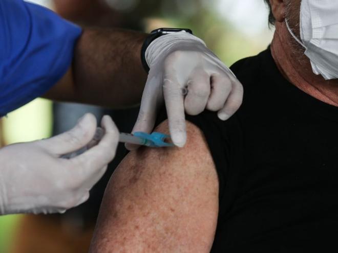 A picada no braço e a manutenção do cartão de vacinação em dia salvam vidas 