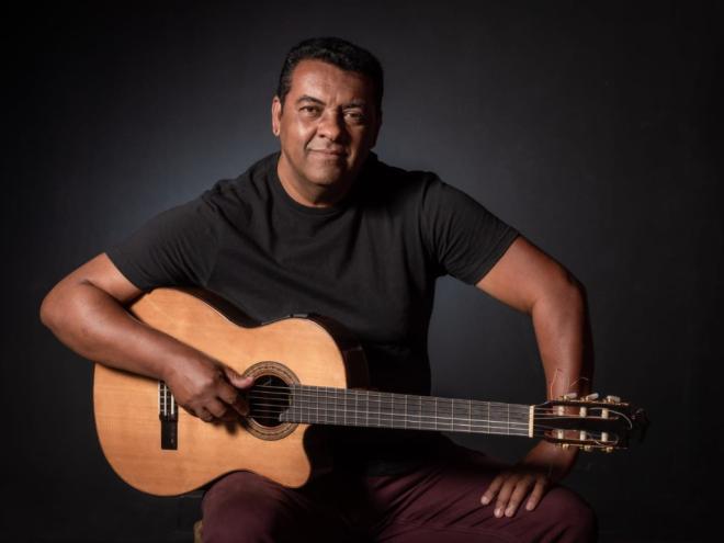 O músico Vaninho Vieira faz show e lança dois livros escritos na pandemia