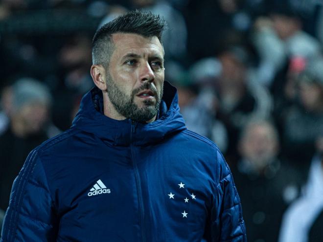 Para encarar o Vasco, Pezzolano não terá seu trio invicto de zagueiros