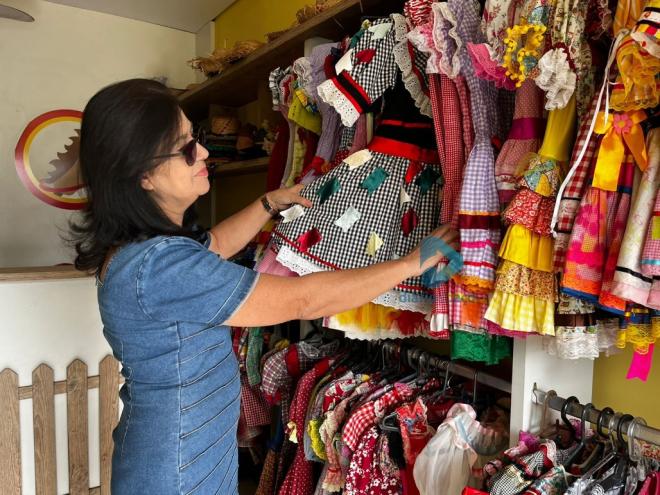 Cida Marques, proprietária da loja Cavalinho de Pau Fantasias, está grata com a volta dos eventos 